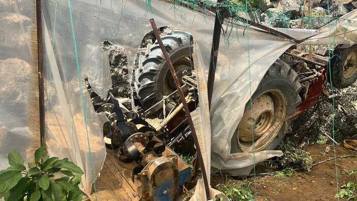 devrilen-traktorun-altinda-kalan-genc-hayatini-kaybetti