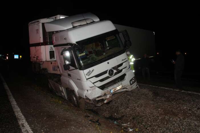 iki-tir-kaza-yapti-konya-antalya-yolu-kapandi