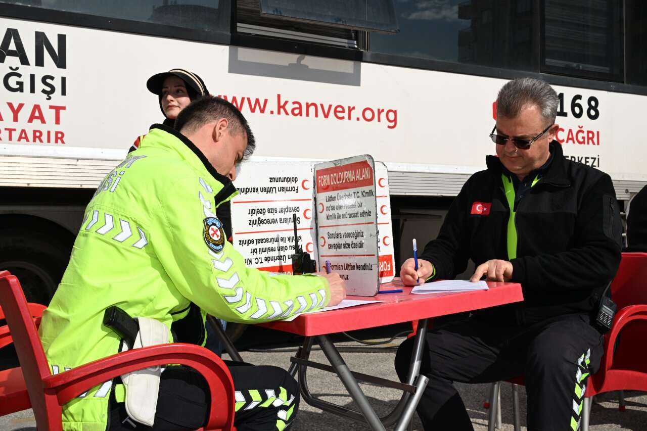 konya-emniyetinden-anlamli-etkinlik-polisler-kan-bagisi-yapti