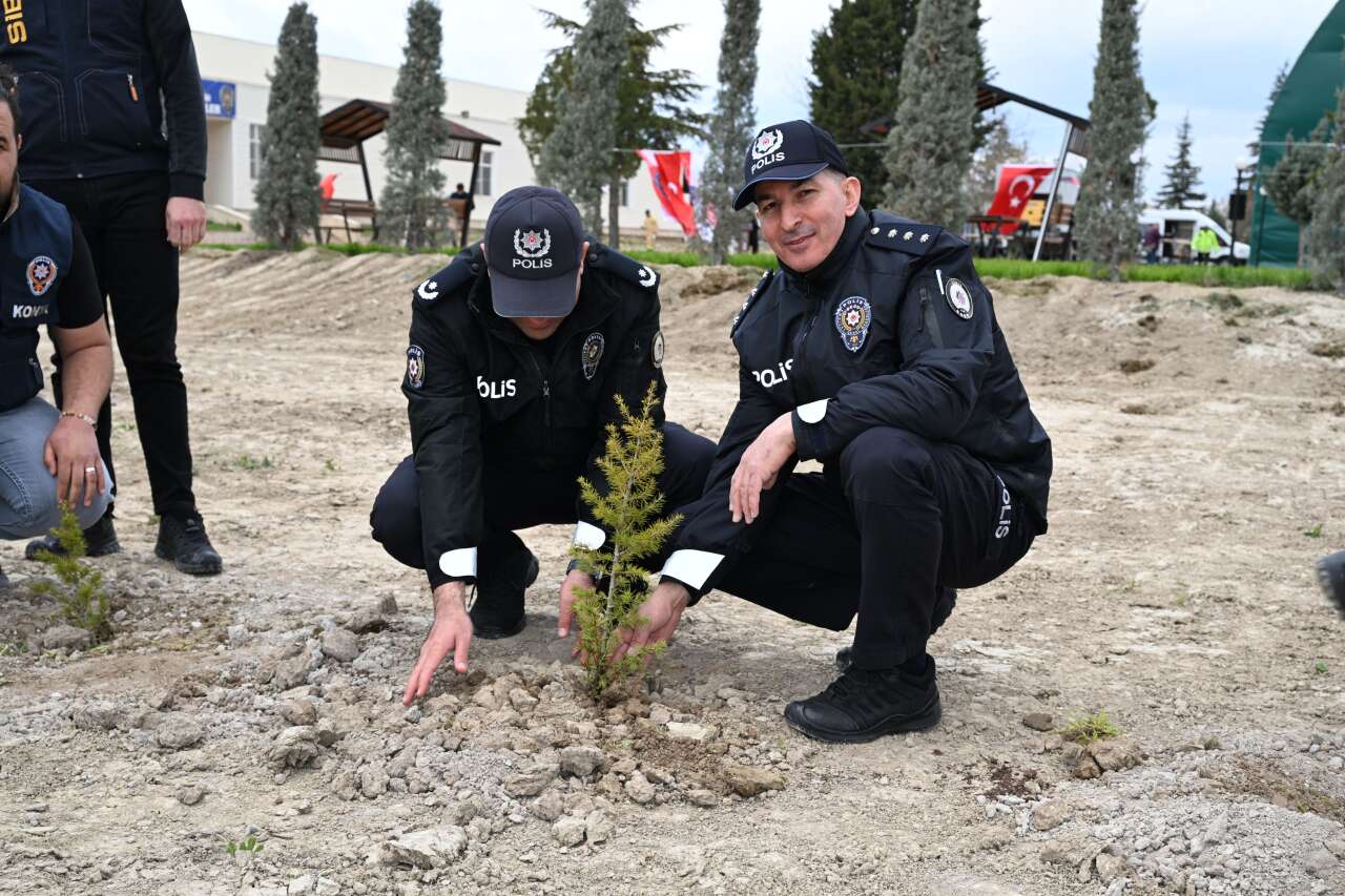 konya-emniyetinden-polis-haftasina-anlamli-dokunus-fidanlar-toprakla-bulustu
