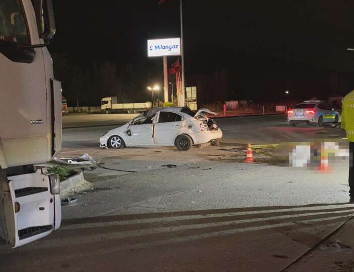 takla-atan-otomobilin-carptigi-tir-soforu-hayatini-kaybetti