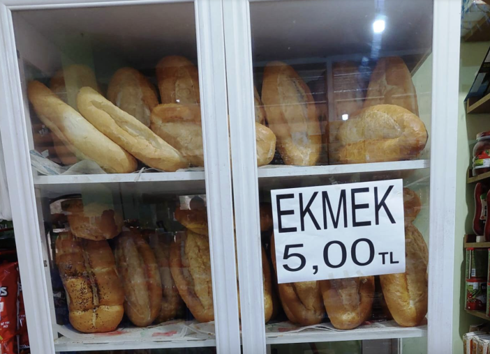 konya-boylesini-ilk-kez-gordu-bir-market-5-liraya-ekmek-satiyor