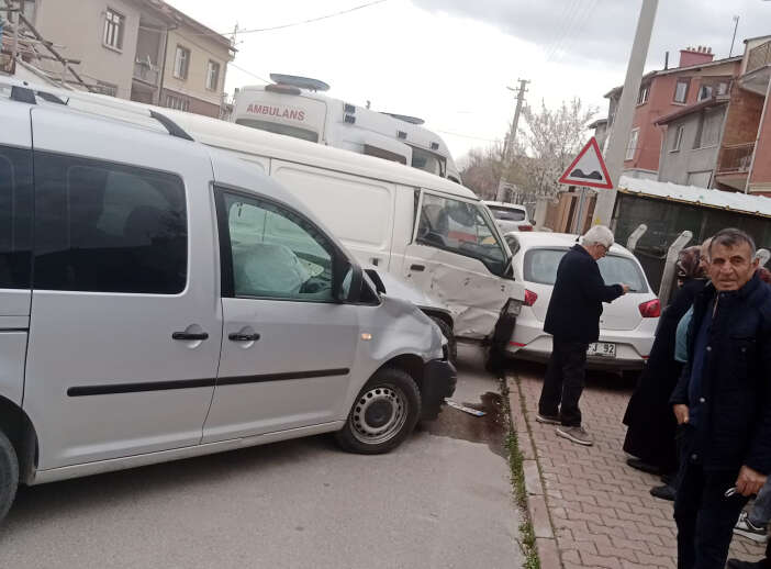 konyada-ayni-noktada-pes-pese-kaza-vatandas-cozum-bekliyor