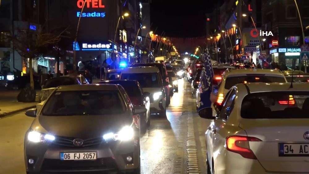 erzurumspor-fk-super-lig-kapisini-araladi-taraftarlar-sokaklara-dokuldu