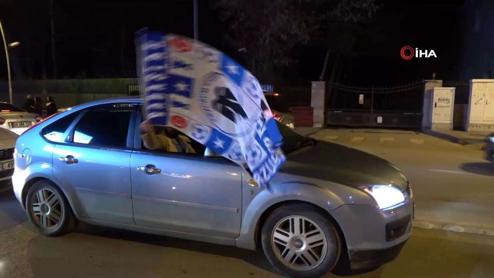 erzurumspor-fk-super-lig-kapisini-araladi-taraftarlar-sokaklara-dokuldu