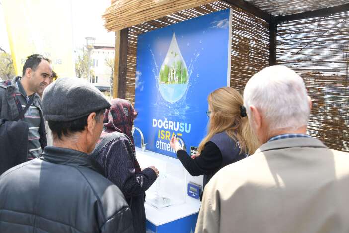 koski-kulturparkta-actigi-stantta-ucretsiz-perlator-dagitiyor