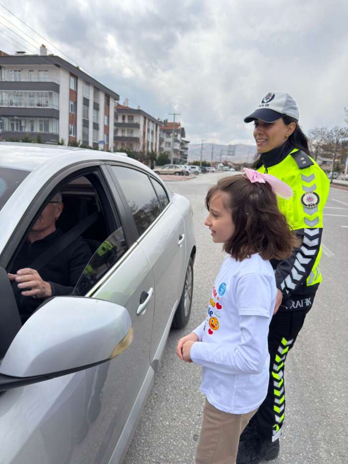 ogrencilerden-konya-trafiginde-nezaket-cagrisi