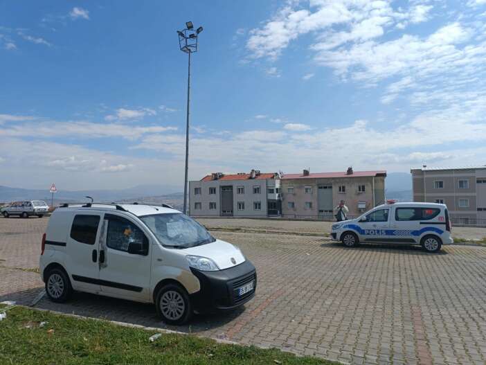 park-halindeki-aracta-dehset-34-yasindaki-kadini-oldurup-kendini-vurdu