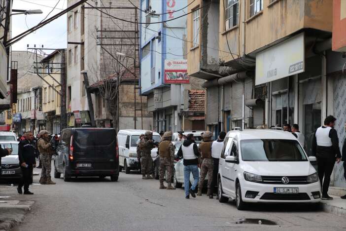 sehitkamilde-korku-dolu-anlar-firari-hukumlu-3-kisiyi-rehin-aldi