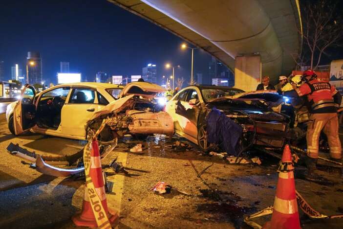 emniyet-seridinde-olum-aracindan-inen-surucu-hayatini-kaybetti