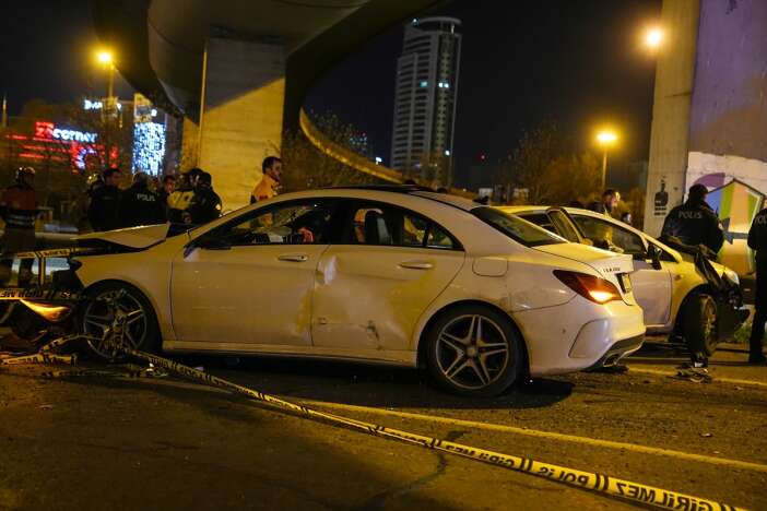 emniyet-seridinde-olum-aracindan-inen-surucu-hayatini-kaybetti