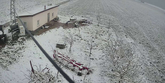 konyanin-tarim-kenti-ilcesinde-tarlalari-don-riskinden-kar-ortusu-korudu