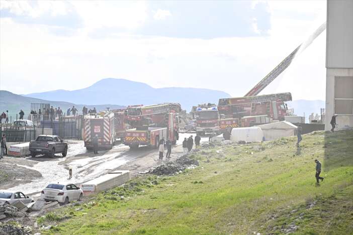 sanayi-sitesindeki-mobilya-deposu-alevler-icinde-kaldi
