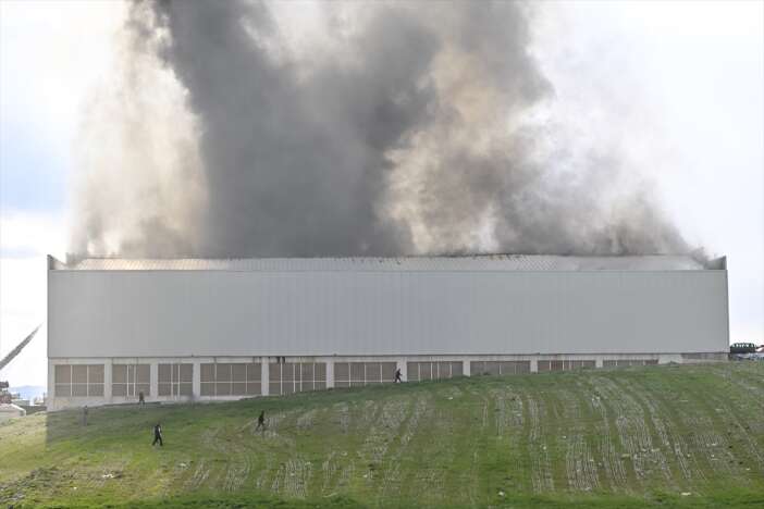 sanayi-sitesindeki-mobilya-deposu-alevler-icinde-kaldi