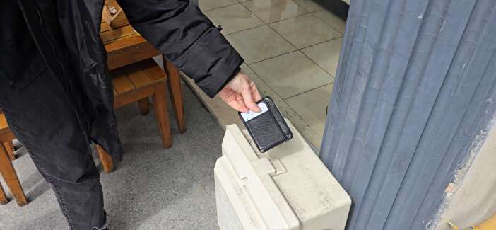 kaybettigi-cuzdanini-yerde-degil-yuksekte-buldu