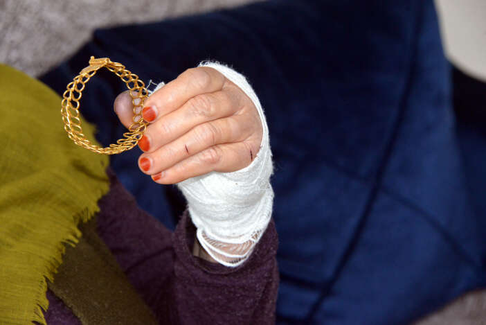 komsusu-yasli-kadina-dehseti-yasatti-ellerini-kesip-bileziklerini-caldi