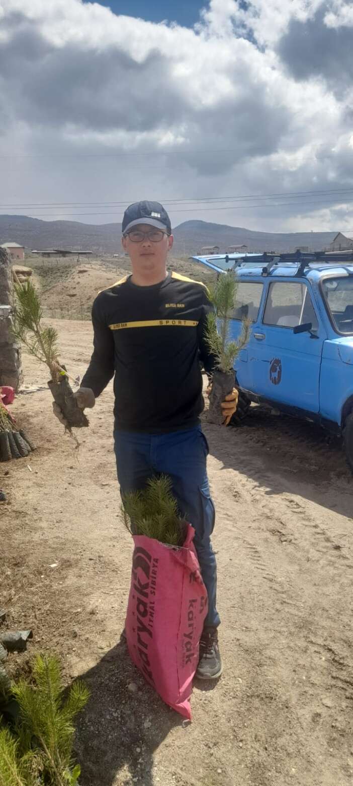 konyada-ornek-bir-vatandas-kendi-imkanlariyla-yuzlerce-fidan-dikti