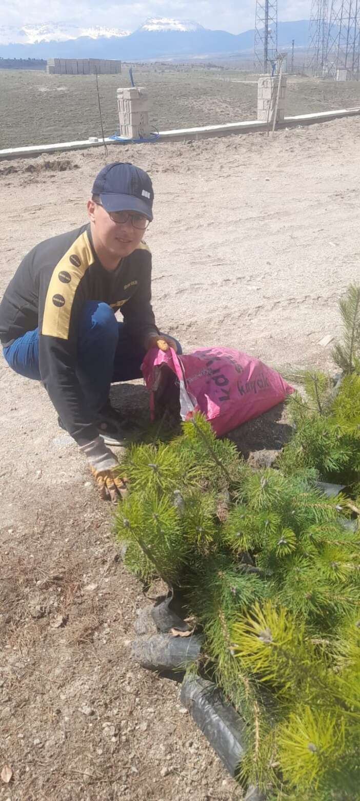 konyada-ornek-bir-vatandas-kendi-imkanlariyla-yuzlerce-fidan-dikti