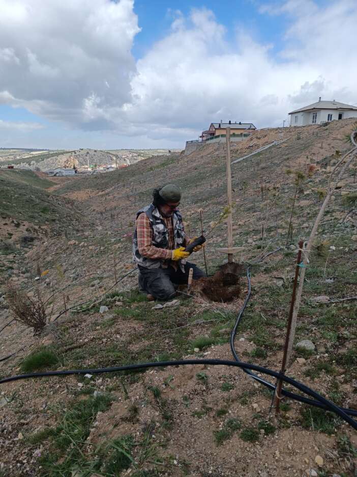 konyada-ornek-bir-vatandas-kendi-imkanlariyla-yuzlerce-fidan-dikti