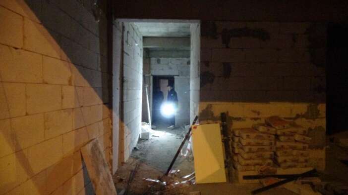 tuvalet-ihtiyaci-icin-girdigi-insaattan-agir-yarali-halde-cikti