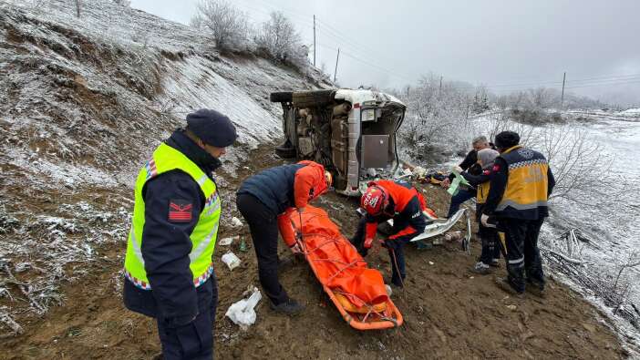 ambulans-ucuruma-yuvarlandi-1-olu-4-yarali-var