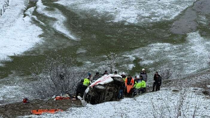 ambulans-ucuruma-yuvarlandi-1-olu-4-yarali-var