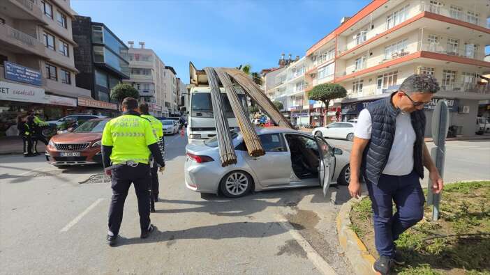 hep-korkulan-oldu-kamyondan-kayan-demirler-otomobile-saplandi