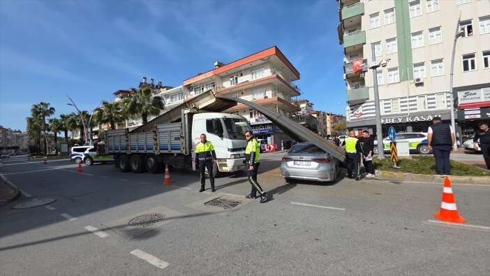 hep-korkulan-oldu-kamyondan-kayan-demirler-otomobile-saplandi