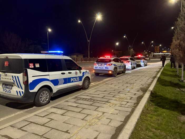 polisi-gorunce-kacti-sebebi-yola-firlattigi-kagitta-cikti