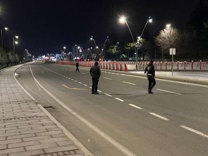 polisi-gorunce-kacti-sebebi-yola-firlattigi-kagitta-cikti