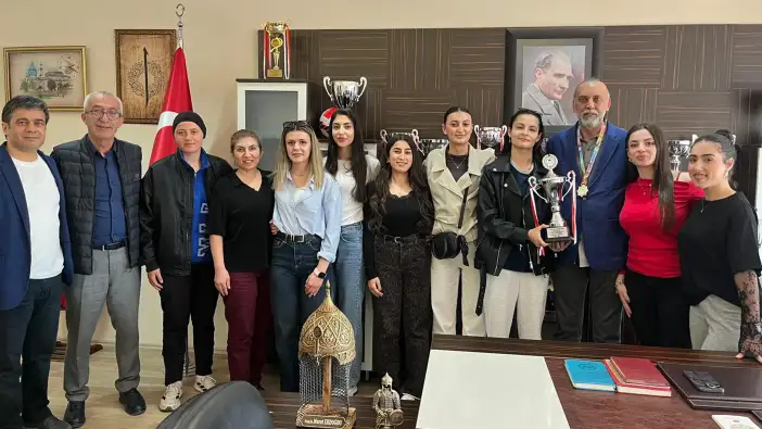 selcuk-universitesinin-altin-kizlari-namaglup-zirvede