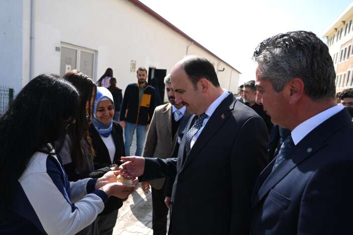 baskan-altay-ve-milletvekili-baykan-konyada-tavsan-sevdi