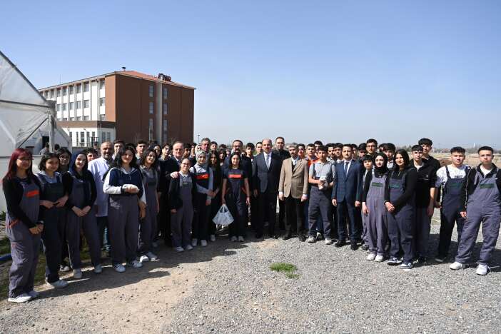 baskan-altay-ve-milletvekili-baykan-konyada-tavsan-sevdi