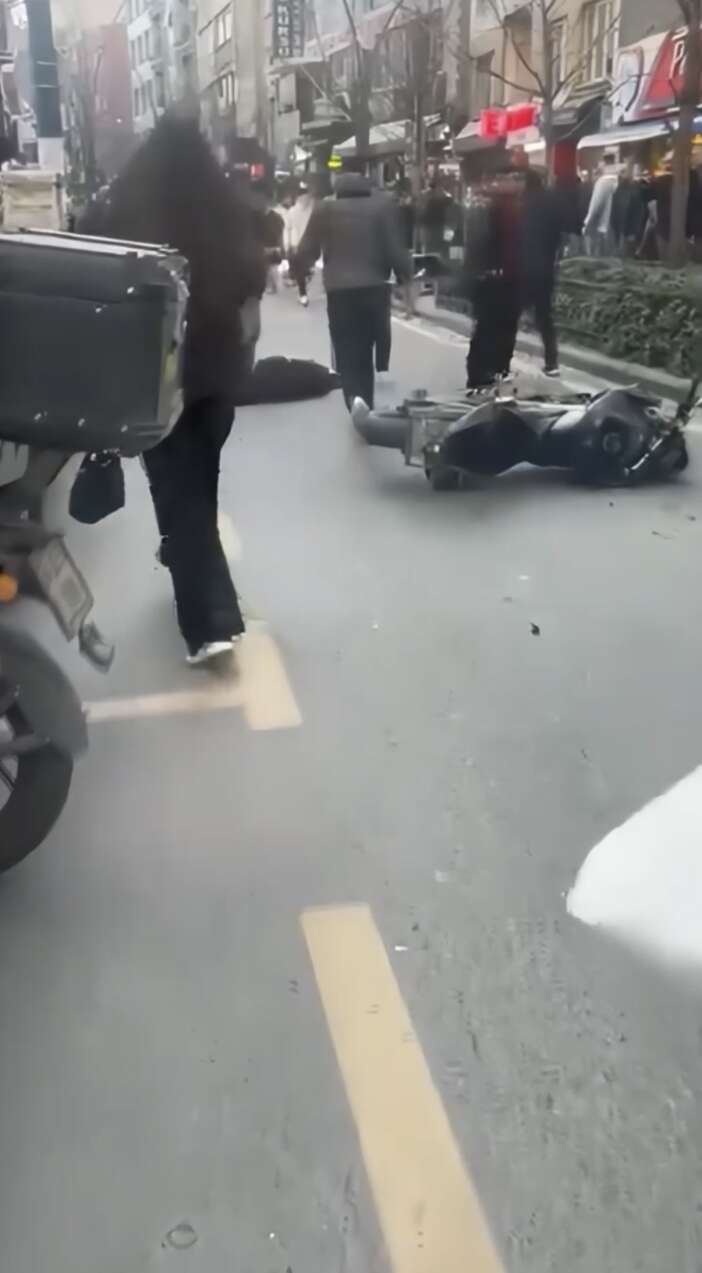 kaza-yapan-ehliyetsiz-surucu-yarali-kiz-arkadasini-birakip-kacti