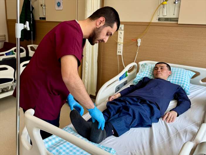 konyada-hastaligi-nedeniyle-yuruyemeyen-genc-21-yil-sonra-ayaga-kalkti