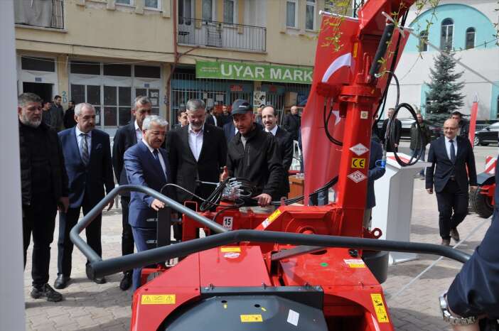 konyada-ureticilere-1-milyon-50-bin-tllik-yem-makinesi-dagitildi