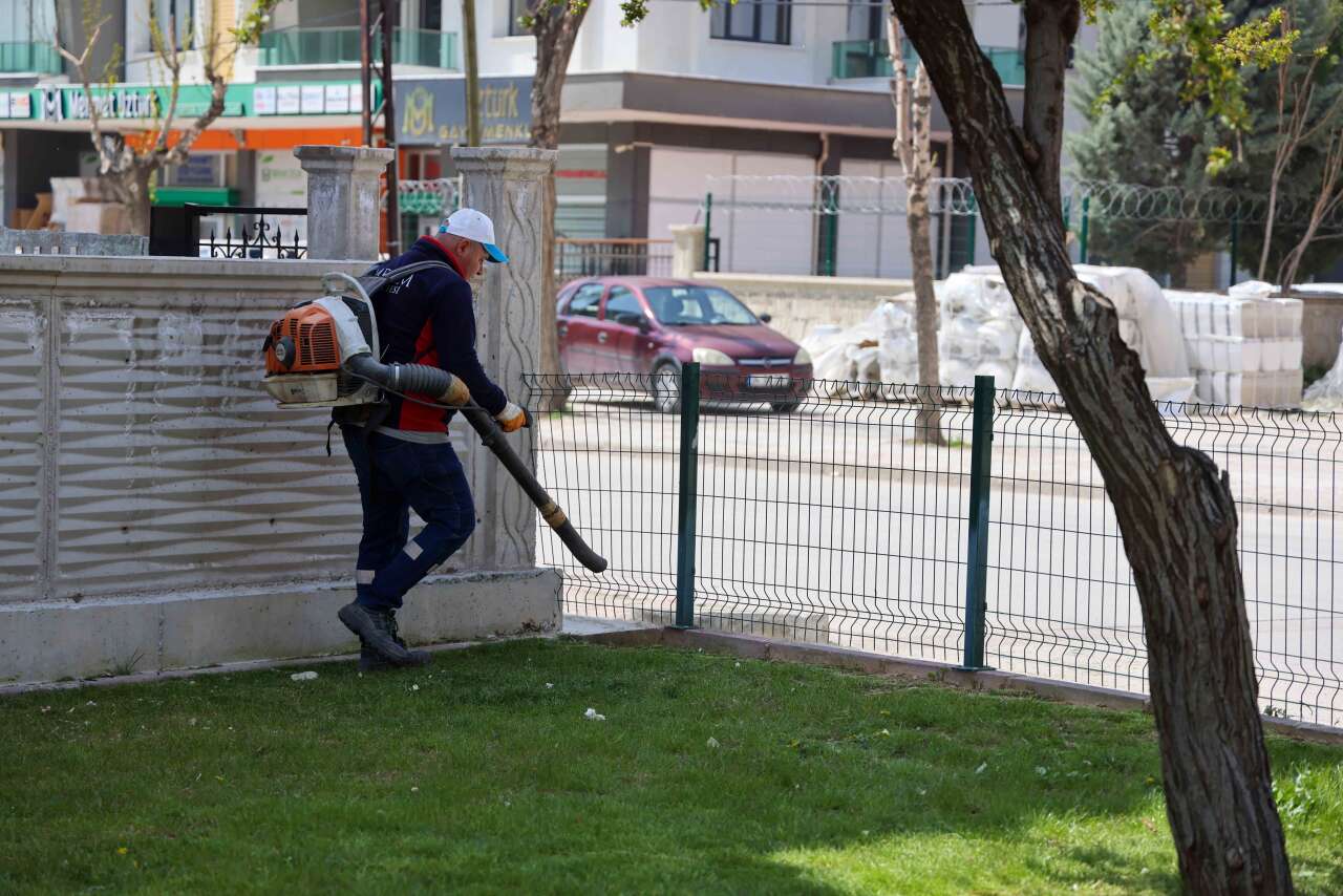 park-ve-bahcelerde-mesai-tamamlandi-meram-yaza-hazir