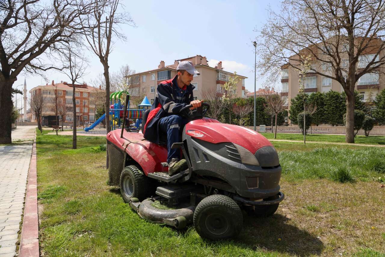 park-ve-bahcelerde-mesai-tamamlandi-meram-yaza-hazir