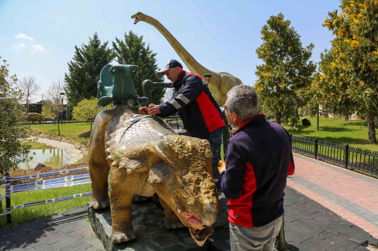 park-ve-bahcelerde-mesai-tamamlandi-meram-yaza-hazir