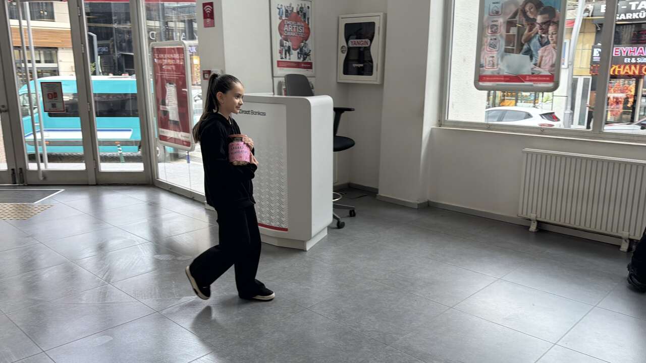 9-yasindaki-berradan-duygulandiran-davranis-harcliklarini-sehit-ailelerine-bagisladi