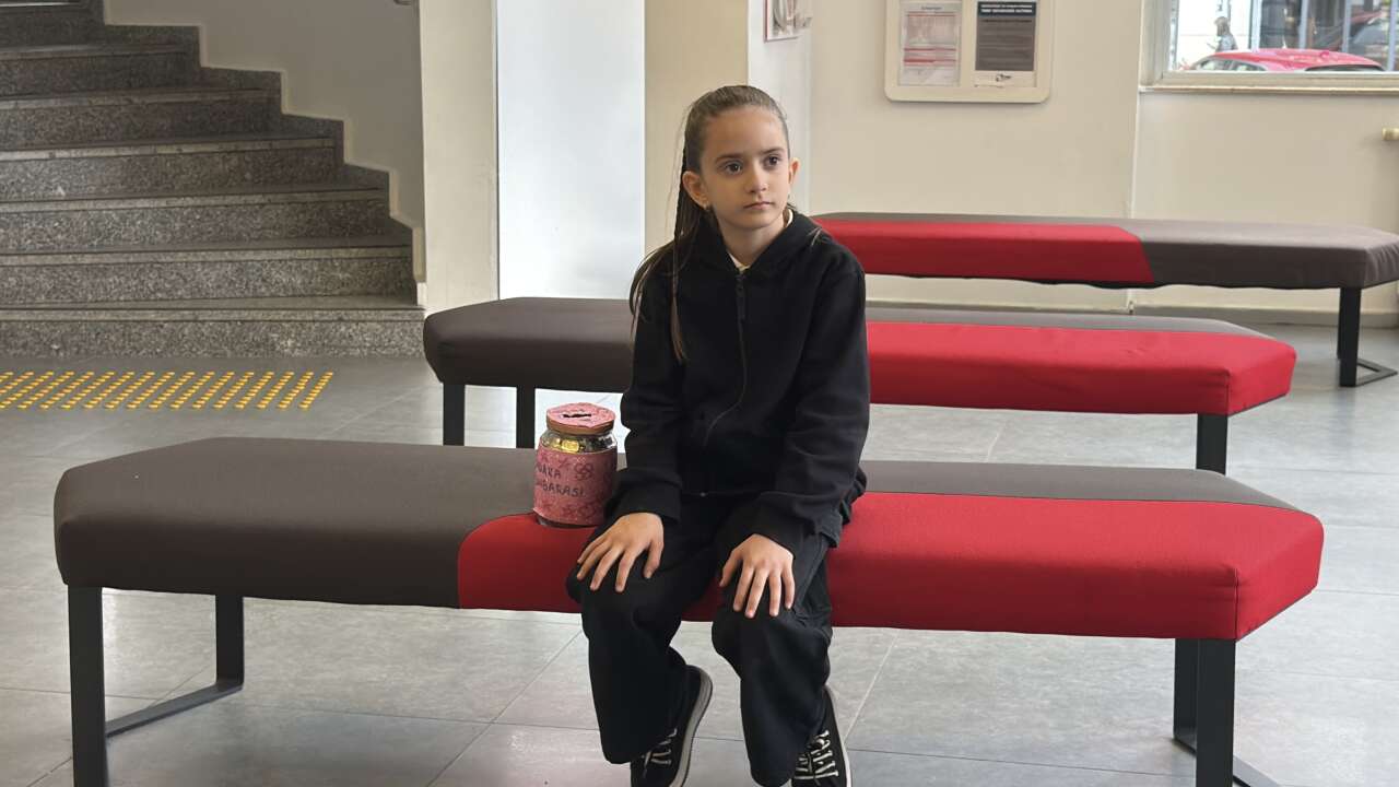 9-yasindaki-berradan-duygulandiran-davranis-harcliklarini-sehit-ailelerine-bagisladi