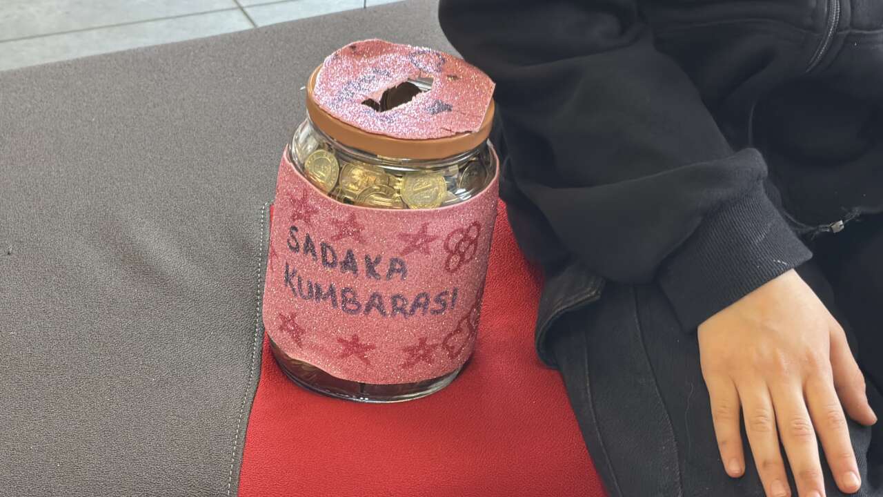 9-yasindaki-berradan-duygulandiran-davranis-harcliklarini-sehit-ailelerine-bagisladi