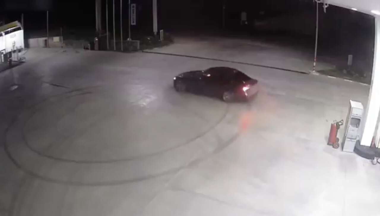 benzin-istasyonunda-drift-attilar-faturasi-agir-oldu