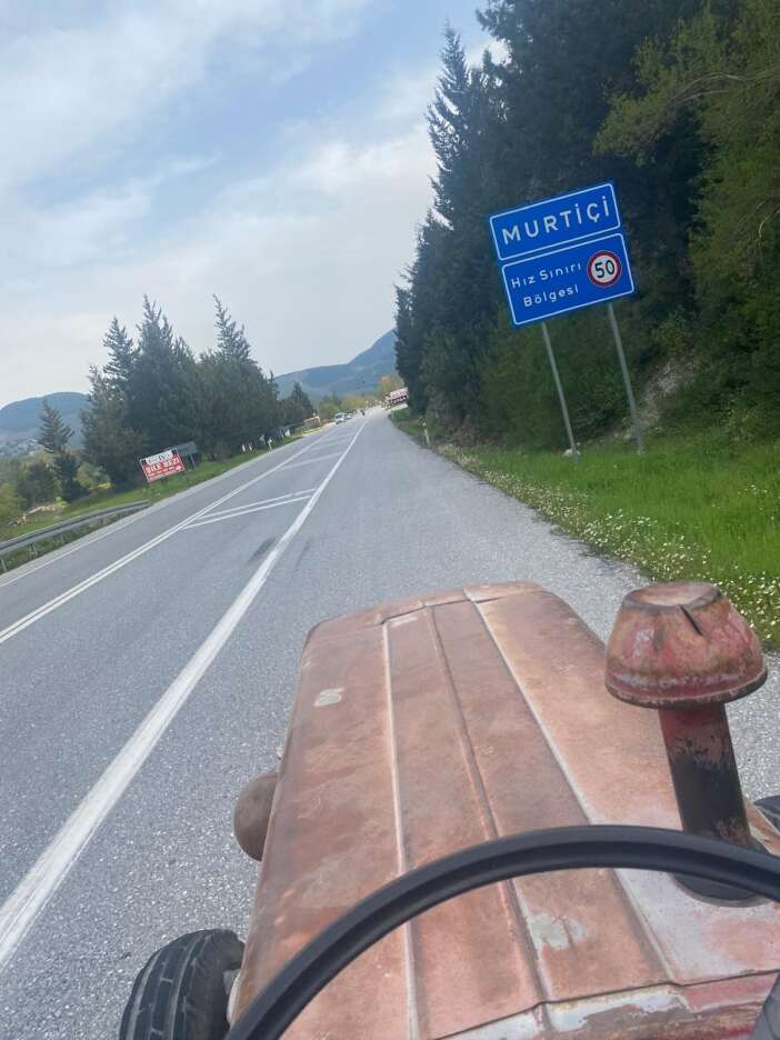 cekici-ucretine-kizdi-54-yillik-traktoruyle-konyadan-yola-cikip-daglari-asti