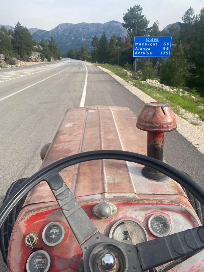 cekici-ucretine-kizdi-54-yillik-traktoruyle-konyadan-yola-cikip-daglari-asti