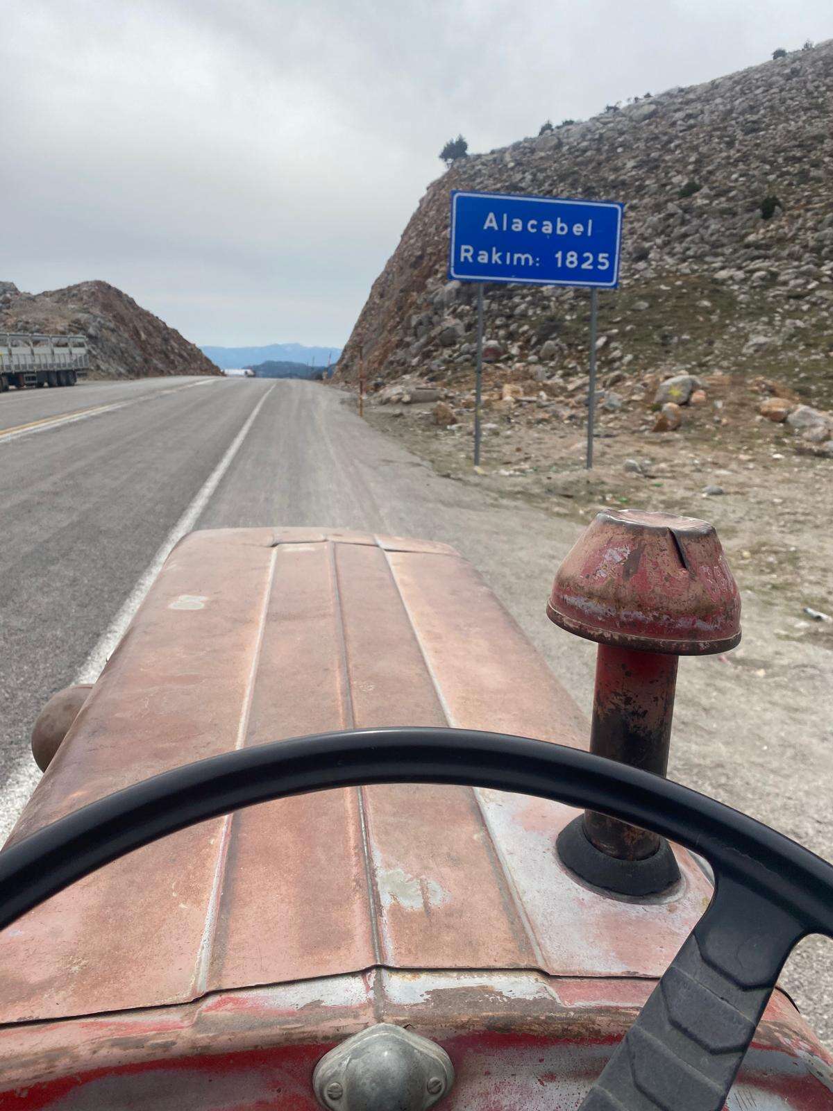 cekici-ucretine-kizdi-54-yillik-traktoruyle-konyadan-yola-cikip-daglari-asti