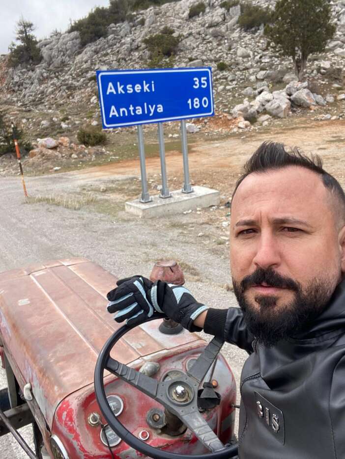 cekici-ucretine-kizdi-54-yillik-traktoruyle-konyadan-yola-cikip-daglari-asti