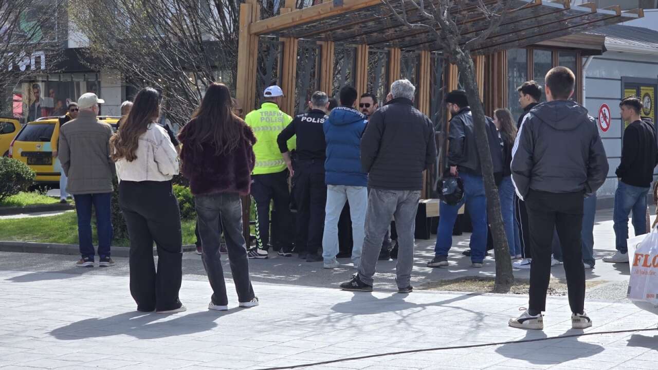 fotograf-iddiasi-ortaligi-karistirdi-supheliyi-meydanda-yakalayip-darp-ettiler