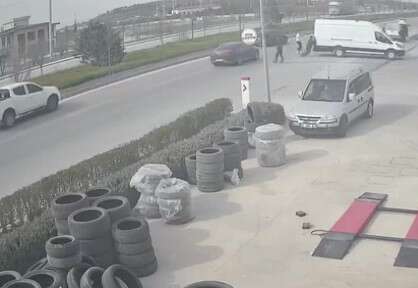 konyada-bir-garip-kaza-surucusuz-minibus-otomobile-carpti