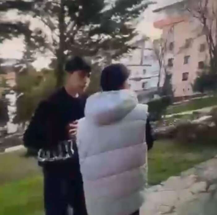 lise-ogrencilerinin-kavgasi-kanli-bitti-14-yasindaki-cocuk-bicaklandi-durumu-agir